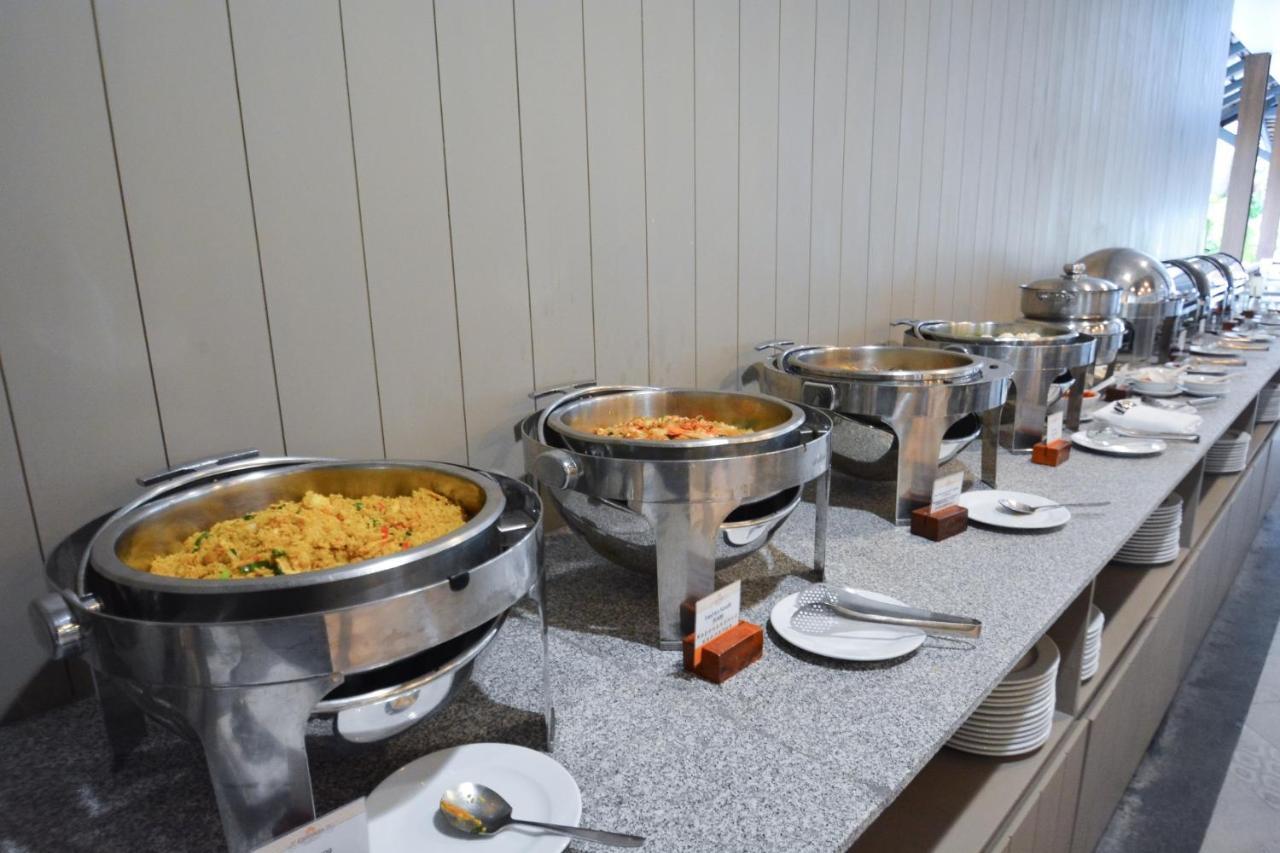 Andaman Cannacia Resort & Spa - Sha Extra Plus Kata Beach  Zewnętrze zdjęcie A selection of Indian food at a buffet
